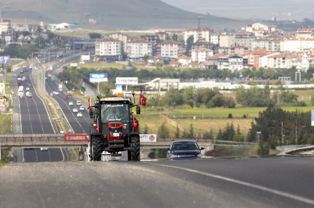 Cumhurbaşkanı Erdoğan'a teşekkür etmek için traktörüyle Ankara'ya geldi - Resim: 0