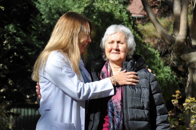 Eskişehir'deki eğitim sayesinde meme kanserine yakalandıklarını fark eden anne ile kızı iyileşti - Resim: 1