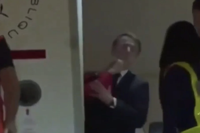 Fransa Cumhurbaşkanı Emmanuel Macron eşinden tokat yedi! İşte o anlar... - Resim: 0