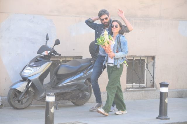 Ünlü çift sokak ortasında dudak dudağa! - Resim: 1