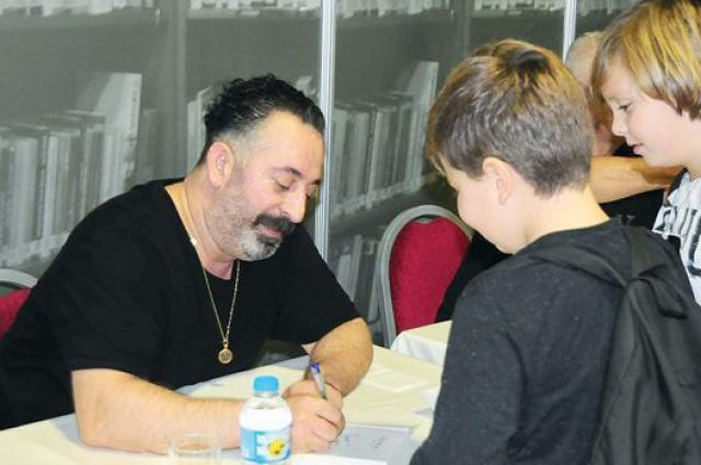 TÜYAP kitap fuarında Cem Yılmaz fırtınası "Kasetim çıkmış" - Resim: 1