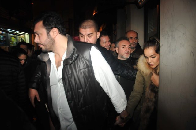 Bir anda aracın üzerine atladılar Bengü'ye büyük şok - Resim: 1