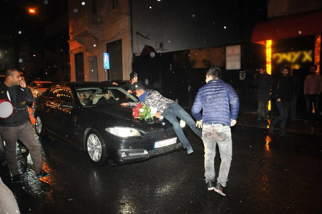 Bir anda aracın üzerine atladılar Bengü'ye büyük şok - Resim: 4