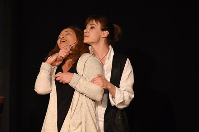 İki kadın oyuncunun sahnede öpüşmesi olay oldu - Resim: 1