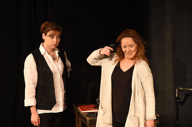 İki kadın oyuncunun sahnede öpüşmesi olay oldu - Resim: 4