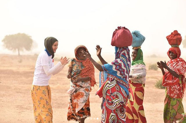 Gamze Özçelik şimdi de Kamerunlulara umut oldu! Takdir toplayan paylaşım - Resim: 2