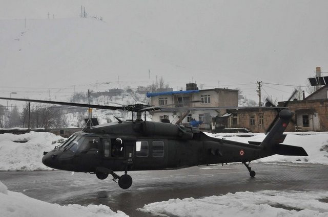 Okul bahçesine askeri uçak indi - Resim: 2