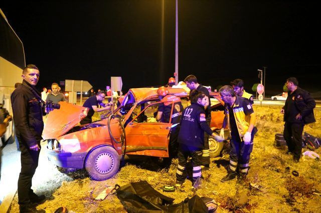 Sivas'ta yolcu otobüsü ile otomobil çarpıştı: 3 ölü, 1 yaralı - Resim: 3