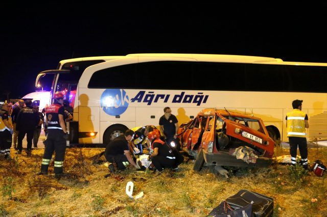 Sivas'ta yolcu otobüsü ile otomobil çarpıştı: 3 ölü, 1 yaralı - Resim: 4
