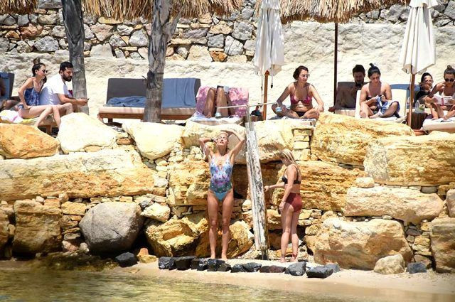 Çağla Şıkel fit vücuduyla kendisine hayran bıraktırdı! Çeşme'de tatilin keyfini çıkarıyor - Resim: 4