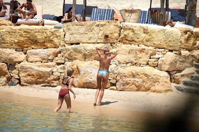 Çağla Şıkel fit vücuduyla kendisine hayran bıraktırdı! Çeşme'de tatilin keyfini çıkarıyor - Resim: 3