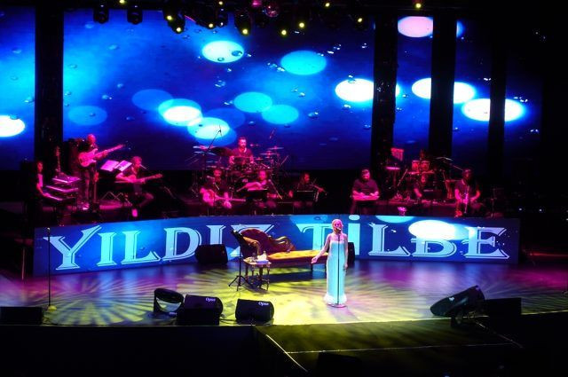 Yıldız Tilbe kalça şovuyla Harbiye'yi salladı işte o eğlenceli anlar - Resim: 1