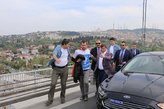 Ahmet Davutoğlu vazgeçirdi Bir garip intihar girişimi - Resim: 1