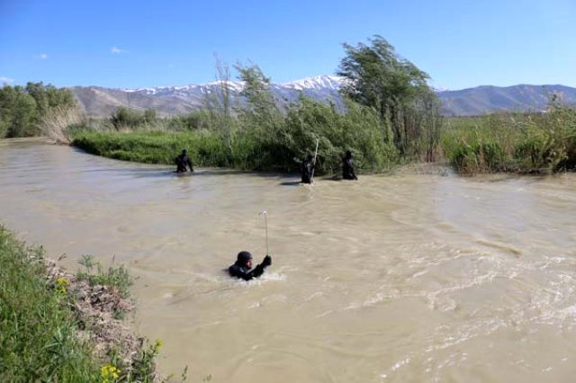 Van'da, düştüğü çayda kaybolan lise öğrencisi Murat'ın cansız bedenine ulaşıldı - Resim: 2
