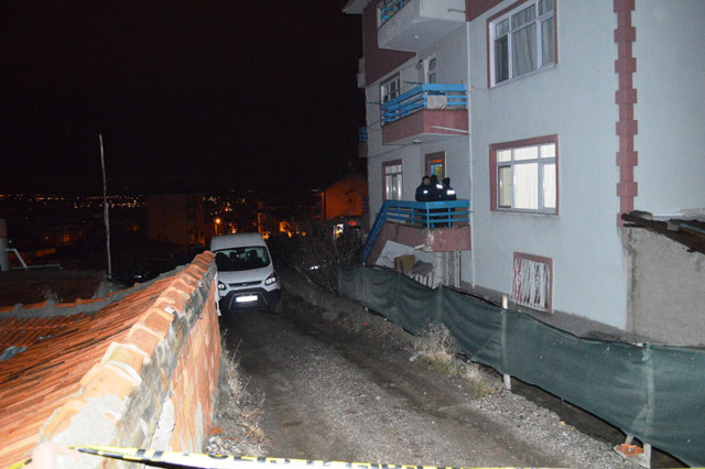 Genç kadın 2 aylık bebeğinin yanında bıçaklanarak öldürülmüş halde bulundu - Resim: 1