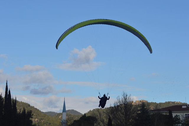 Sahaya inen yamaç paraşütçüye hakem kırmızı kart gösterdi - Resim: 0