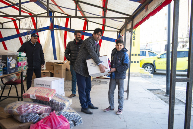 Iğdırlı Yusuf ayakkabı boyayarak kazandığı harçlığını depremzedelere bağışladı - Resim: 0