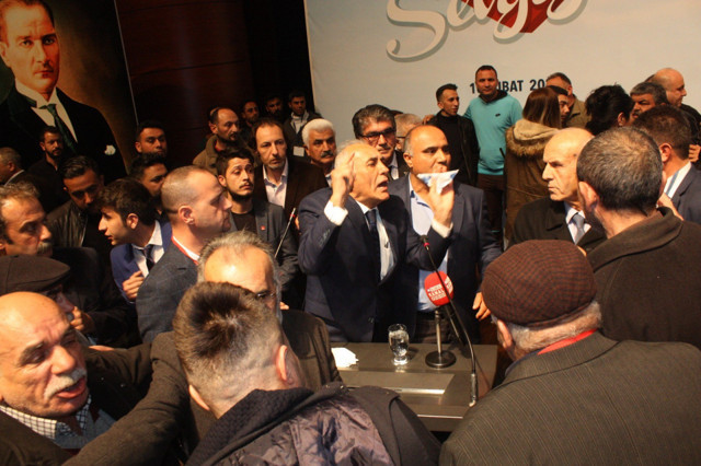 Mersin'de CHP kongresinde gerginlik - Resim: 0