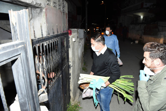 Ergün Penbe belediyenin gıda dağıtımına eşlik etti - Resim: 1