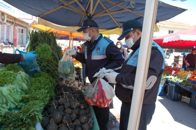 Pazara girmek isteyen yaşlı kadın: Bırakın beni, kendim görüp alayım - Resim: 0