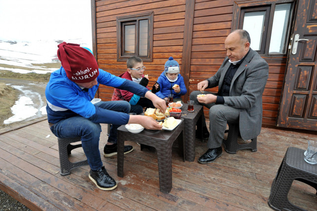 Trabzon'da kamyonet kasasını eve çevirdi yaylada ailesini izolasyona aldı - Resim: 1