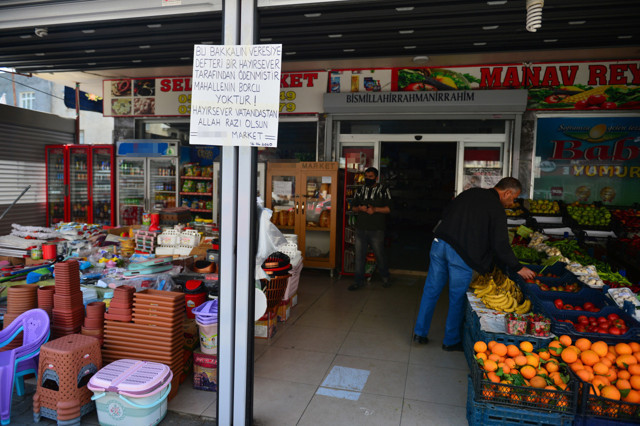 Adana'da 7 bin liralık veresiye borcu ödeyen Robin Hood kameraya yansıdı - Resim: 1