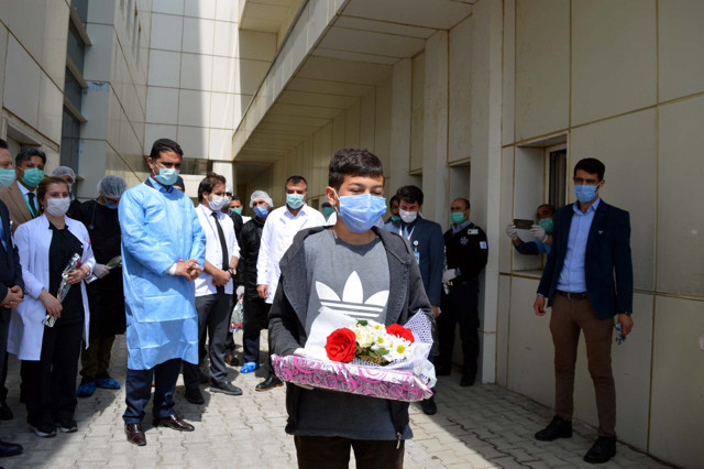 Van'da babanın koronavirüs bulaştırdığı 10 kişi iyileşti 2 yaşında çocuk da var - Resim: 1