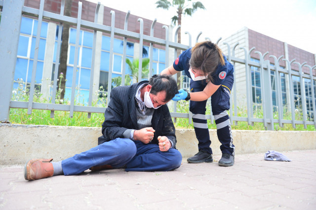 Adana'da bu kadarına pes! Yasak günü alkol alıp kaldırımda sızdı - Resim: 2