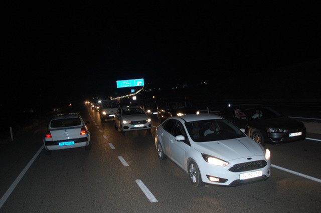 Tatilcilerin İstanbul'a dönüşü çile haline geldi 15 km kuyruk oluştu - Resim: 2