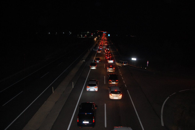 Tatilcilerin İstanbul'a dönüşü çile haline geldi 15 km kuyruk oluştu - Resim: 1