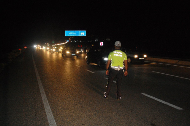 Tatilcilerin İstanbul'a dönüşü çile haline geldi 15 km kuyruk oluştu - Resim: 0