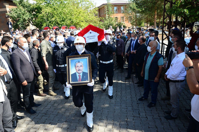 71 yaşında vefat etti! Eski bakan Zeki Ergezen son yolculuğuna uğurlandı - Resim: 1