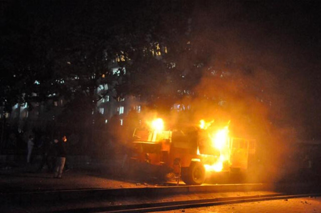 Kırgızistan'da neler oluyor! Ortalık yangın yerine döndü seçimler iptal edildi - Resim: 0