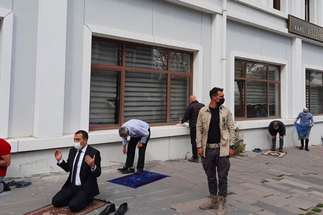 Hürriyet yazarı Abdulkadir Selvi: Kars Valisi’nin namazını çok samimi buldum - Resim: 0