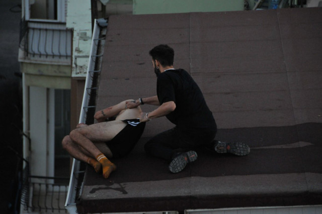 Antalya’da panik anları! İntihar etmek için dama çıktı, alkolden sızdı - Resim: 0