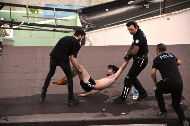 Antalya’da panik anları! İntihar etmek için dama çıktı, alkolden sızdı - Resim: 1