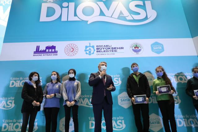 Dilovası Belediye Başkanı Hamza Şair ilçedeki 10 bin öğrenciye tablet dağıttı - Resim: 2