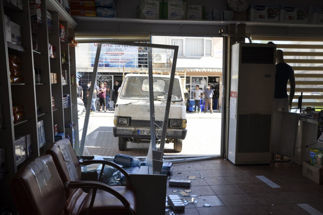 Antalya’da kardeşinin eczanesine kamyoneti ile daldı - Resim: 1