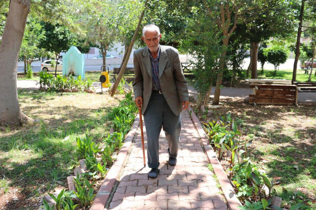 Adana'da 6 evladı kapının önüne koydu parkta yaşıyor 81 yaşındaki adam ağlayarak anlattı aç susuz yaşıyorum - Resim: 1