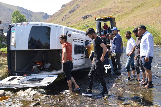 Ağrı'da düğüne giden minibüs devrildi! Araçtaki 13 kişi yaralandı 2'sinin durumu kritik - Resim: 2