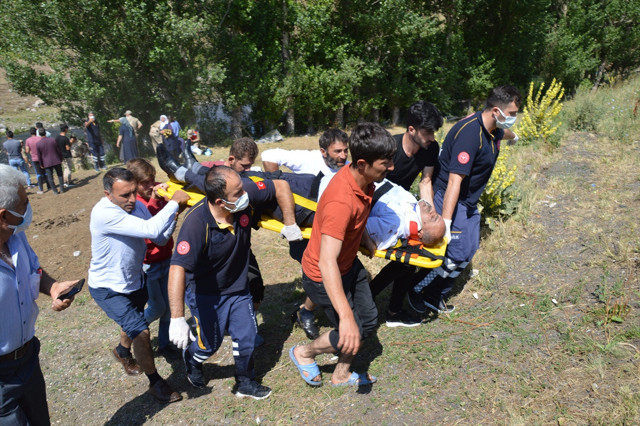 Ağrı'da düğüne giden minibüs devrildi! Araçtaki 13 kişi yaralandı 2'sinin durumu kritik - Resim: 0