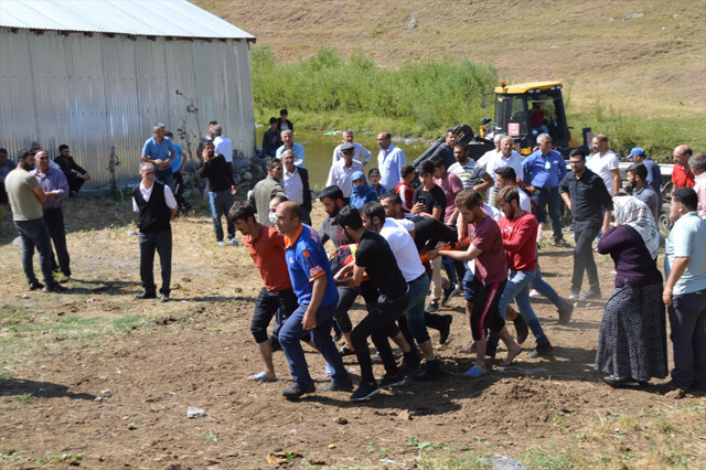 Ağrı'da düğüne giden minibüs devrildi! Araçtaki 13 kişi yaralandı 2'sinin durumu kritik - Resim: 1