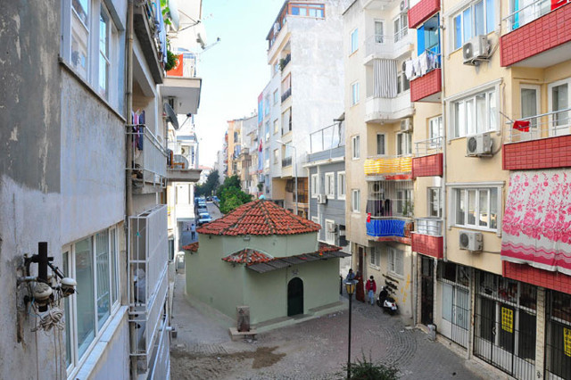 Manisa'da sokağı ikiye bölen türbe görenleri şaşırtıyor - Resim: 0