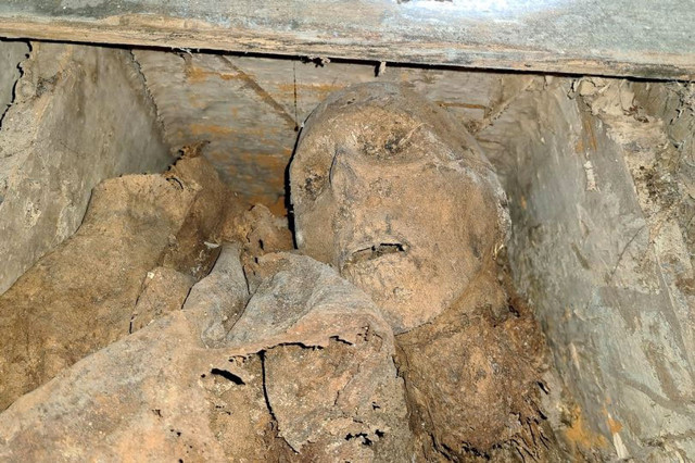 330 yıl önce ölen adamın mezarı kazıldı cesedi gören polisler de şaşırdı - Resim: 0