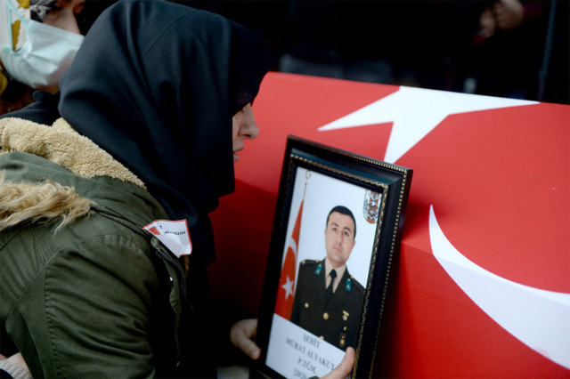 Şehidin cenaze namazını ağabeyi kıldırdı - Resim: 0