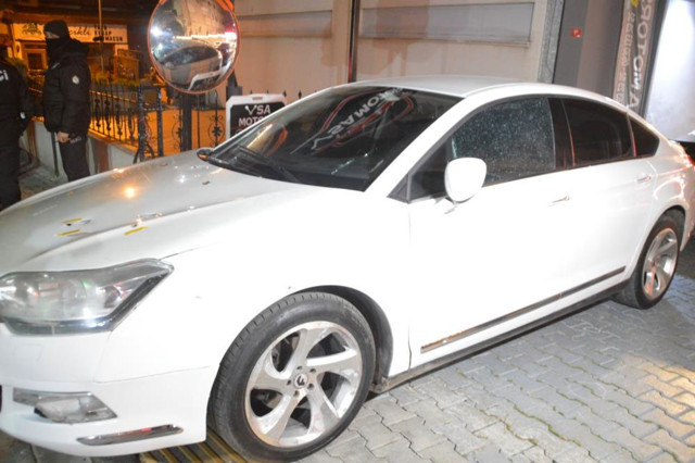 Bakırköy’de silahlı çatışma: 4 yaralı 50'ye yakın mermi kovanı bulundu 7 otomobil delikdeşik oldu - Resim: 0