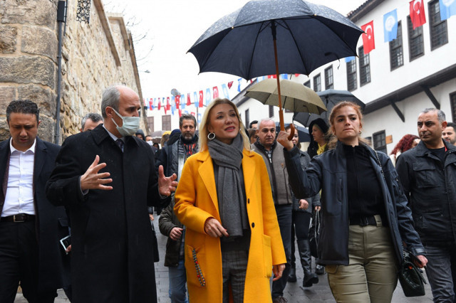 Pervin Ersoy korumasına çantasını taşıttı! Mehmet Nuri Ersoy'un eşine tepki yağdı - Resim: 0