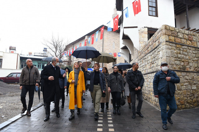 Pervin Ersoy korumasına çantasını taşıttı! Mehmet Nuri Ersoy'un eşine tepki yağdı - Resim: 1