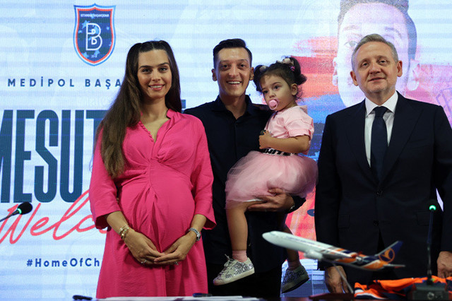 Mesut Özil, Başakşehir'e imzayı attı! Ali Koç'a imalı sözler! Buraya mutlu olmaya geldim... - Resim: 0