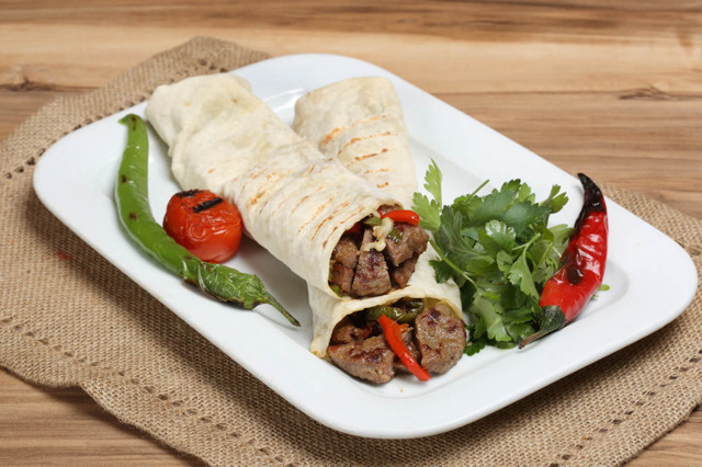 Ayda bir yapıp yiyecek, tadına doyamayacaksınız! İşte yapımı en kolay evde ciğer dürüm tarifi - Resim: 0